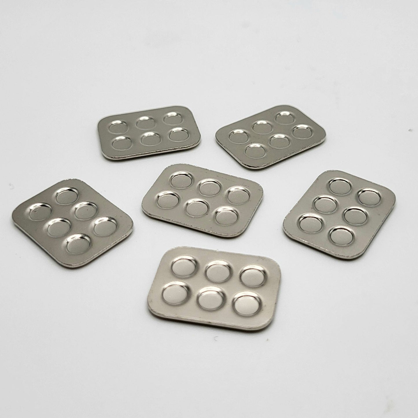 Muffin Pans - Set of 6 - Metal - 1/12 Scale Dollhouse Miniature