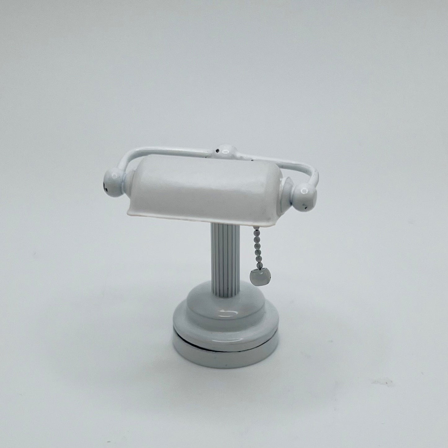 Banker White Lamp - LED -1/12 Scale